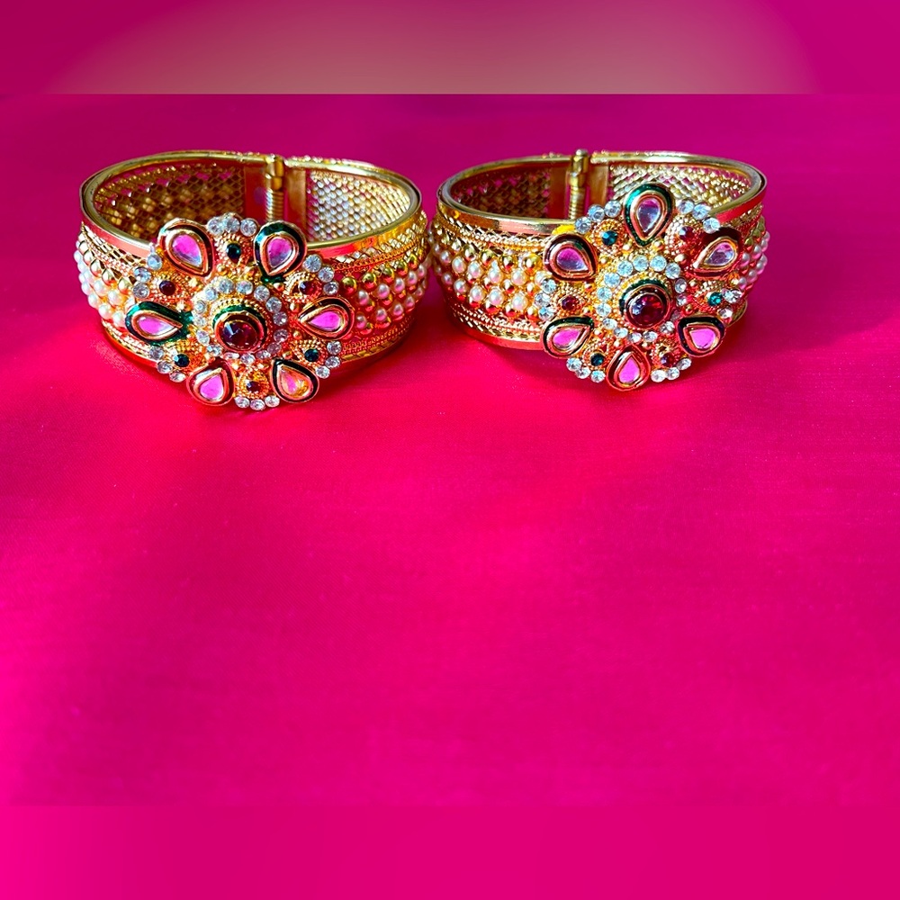 Gold Floral Bangle Set